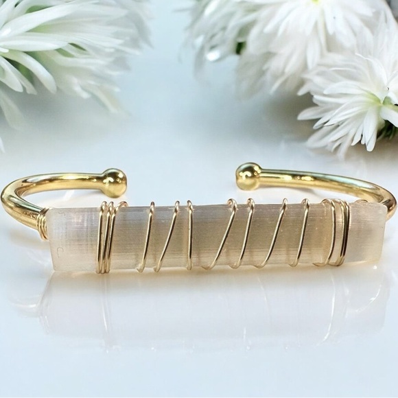 NEW 18K Yellow Gold-Plated Open Cuff with Wire-Wrapped Natural Selenite Crystal - Picture 4 of 12